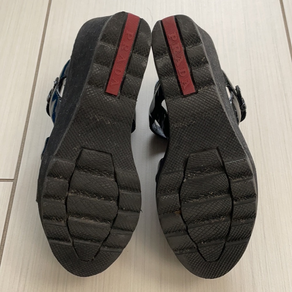 Authentic Prada. Patent leather. Excellent condition. Extremely comfortable - Picture 3 of 5